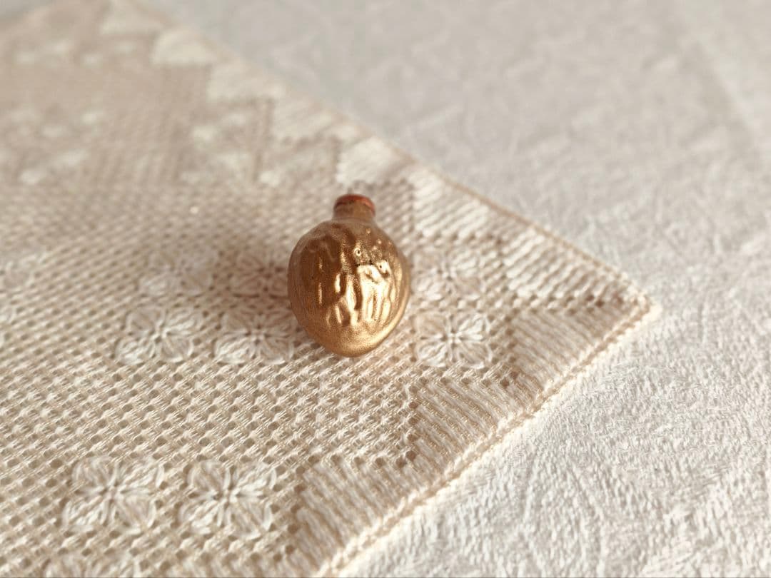 【たし1012さま】vintage ❀ マットゴールドの クルミオーナメント