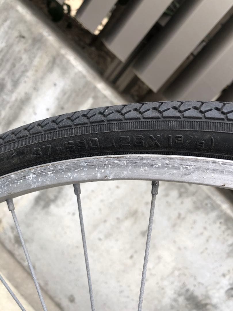 シルバー 26インチ シティサイクル 前バスケット付き　MARUISHI