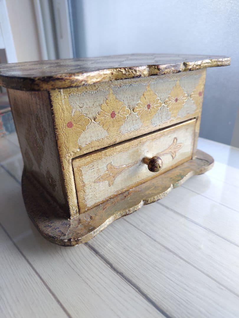 イタリアヴィンテージ　装飾的な金色の木製ボックス