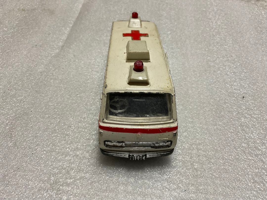 トヨタ・ハイエース／ヨネザワトイズ・ダイヤペットミニカー。【キズあり、扉開閉】。