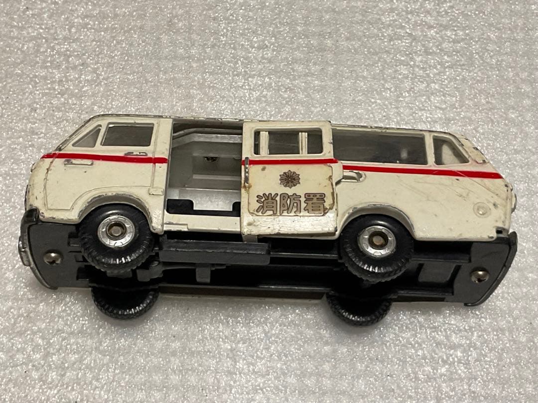 トヨタ・ハイエース／ヨネザワトイズ・ダイヤペットミニカー。【キズあり、扉開閉】。