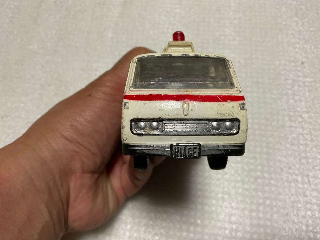 トヨタ・ハイエース／ヨネザワトイズ・ダイヤペットミニカー。【キズあり、扉開閉】。