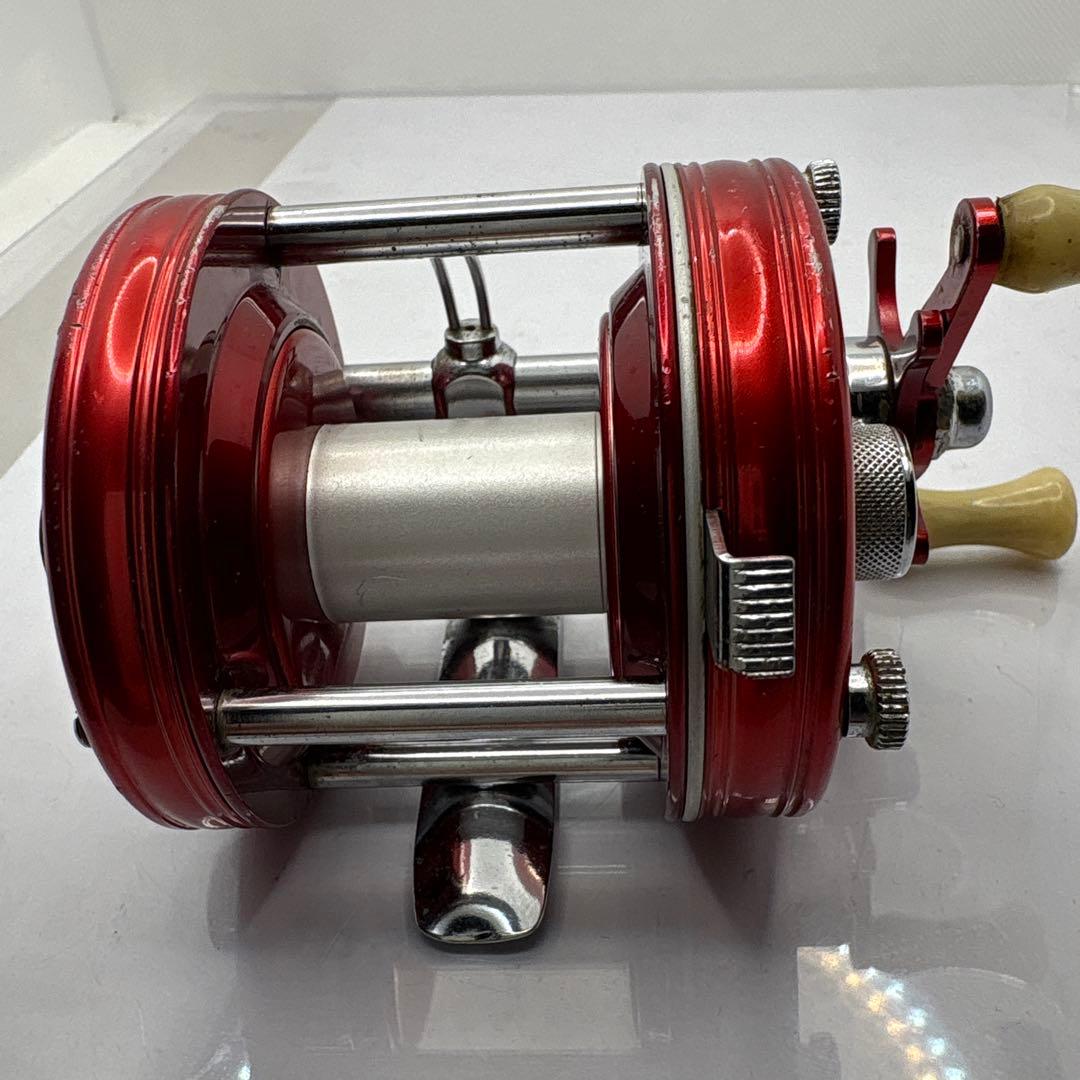 ABU Ambassadeur 5000 レッドベイトリール