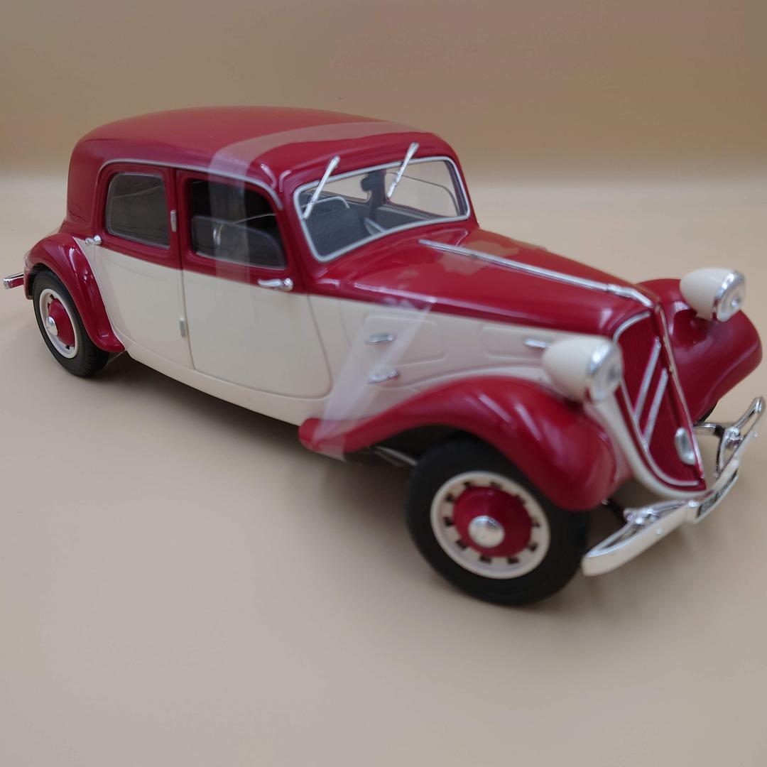 1/18 シトロエン トラクシオン11CV 1937 レッド／クリーム ソリド