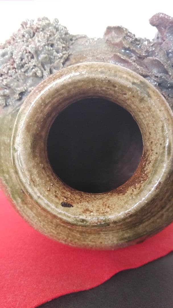 茶色の存在感ある壺(一輪挿し)