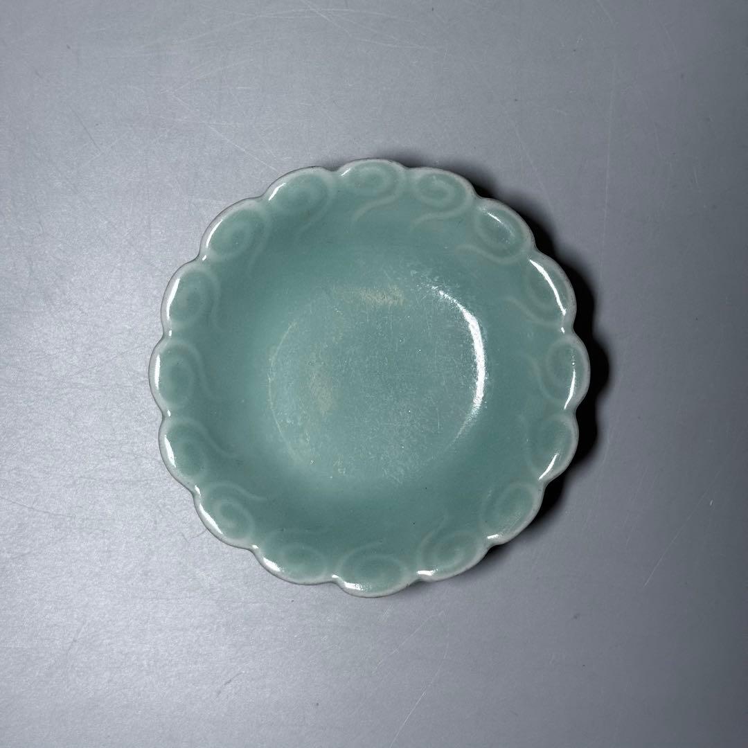 後期鍋島　渦巻文陽刻輪花小皿　奇跡の5枚揃　掲載　「通観　鍋島青磁」　同手掲載