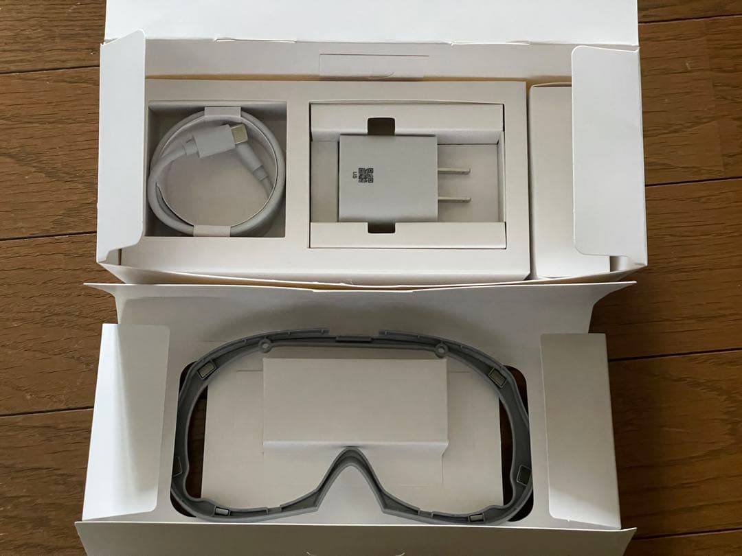 PICO4 VRヘッドセット コントローラー、電源アダプター付き