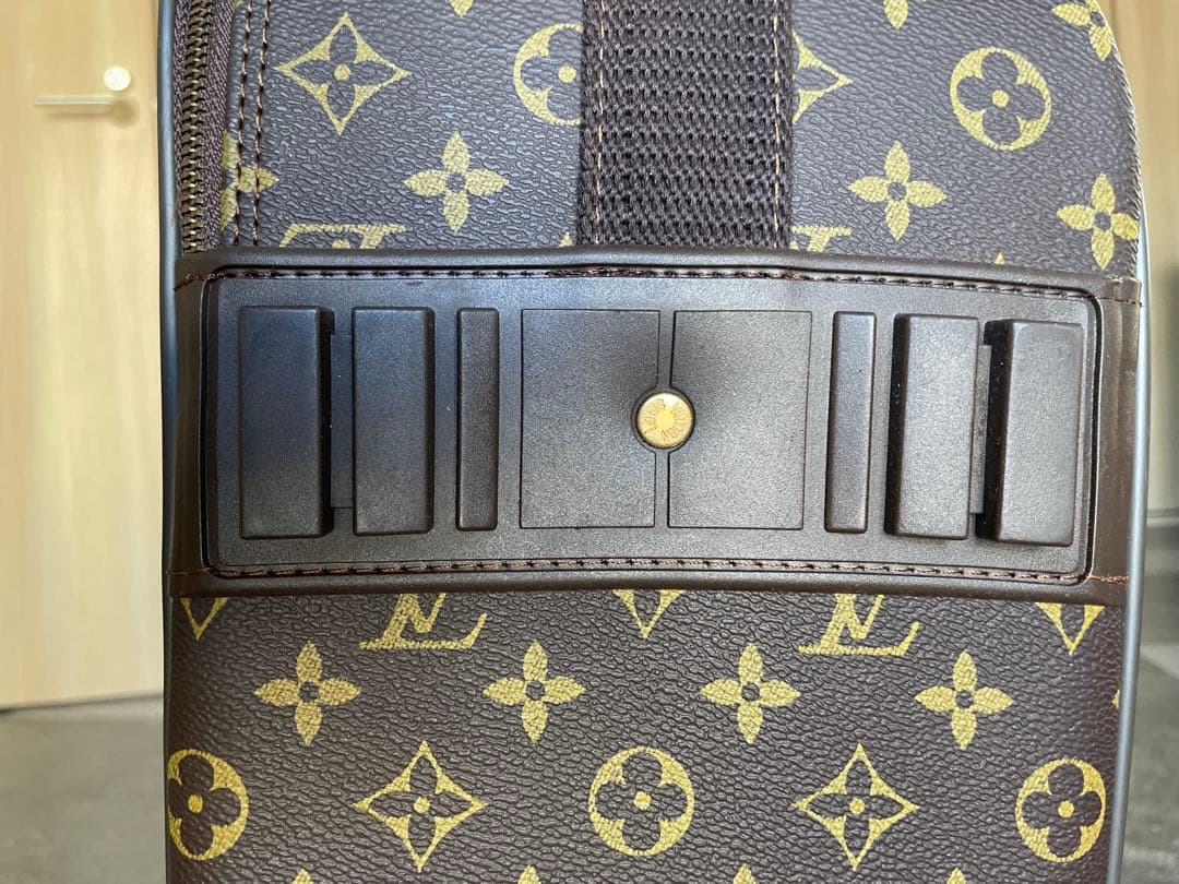 Louis Vuittonのモノグラムデザインの中型キャリーケース