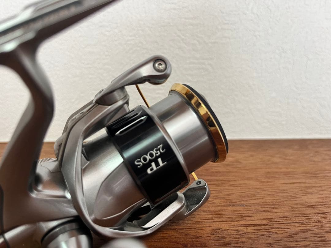 【超美品】シマノ 15 ツインパワー 2500HGS
