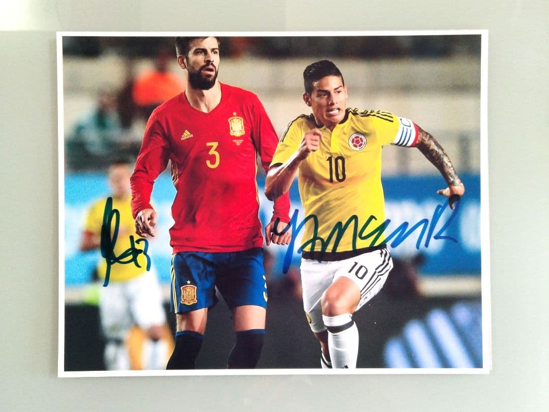 セール中…ロドリゲスとジェラール・ピケ直筆サイン入り超 特大写真…