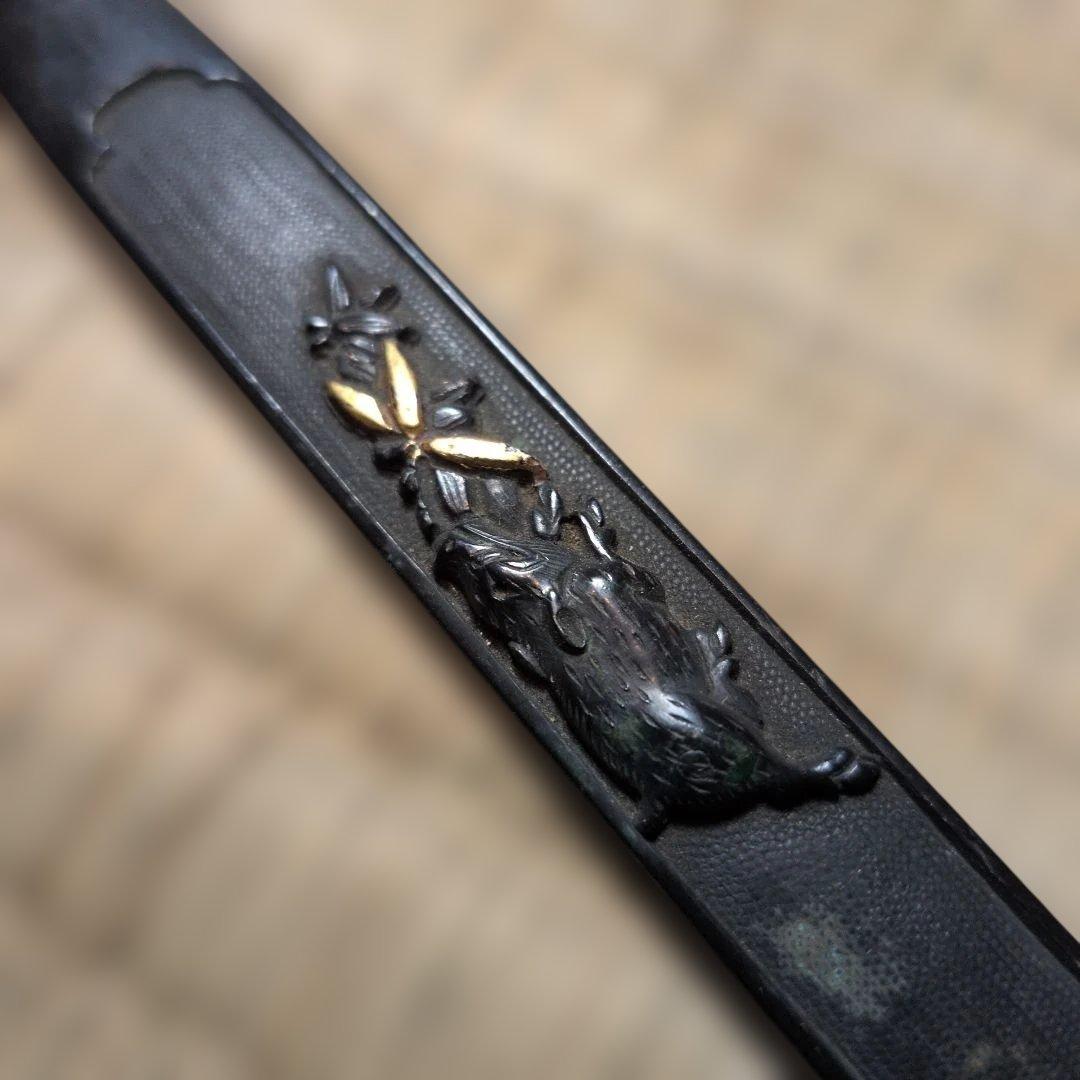 笄(こうがい)　猪に花の図