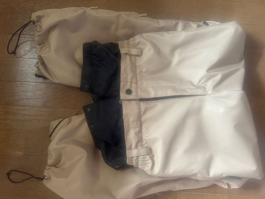 ピンクジャケットとベージュパンツセット