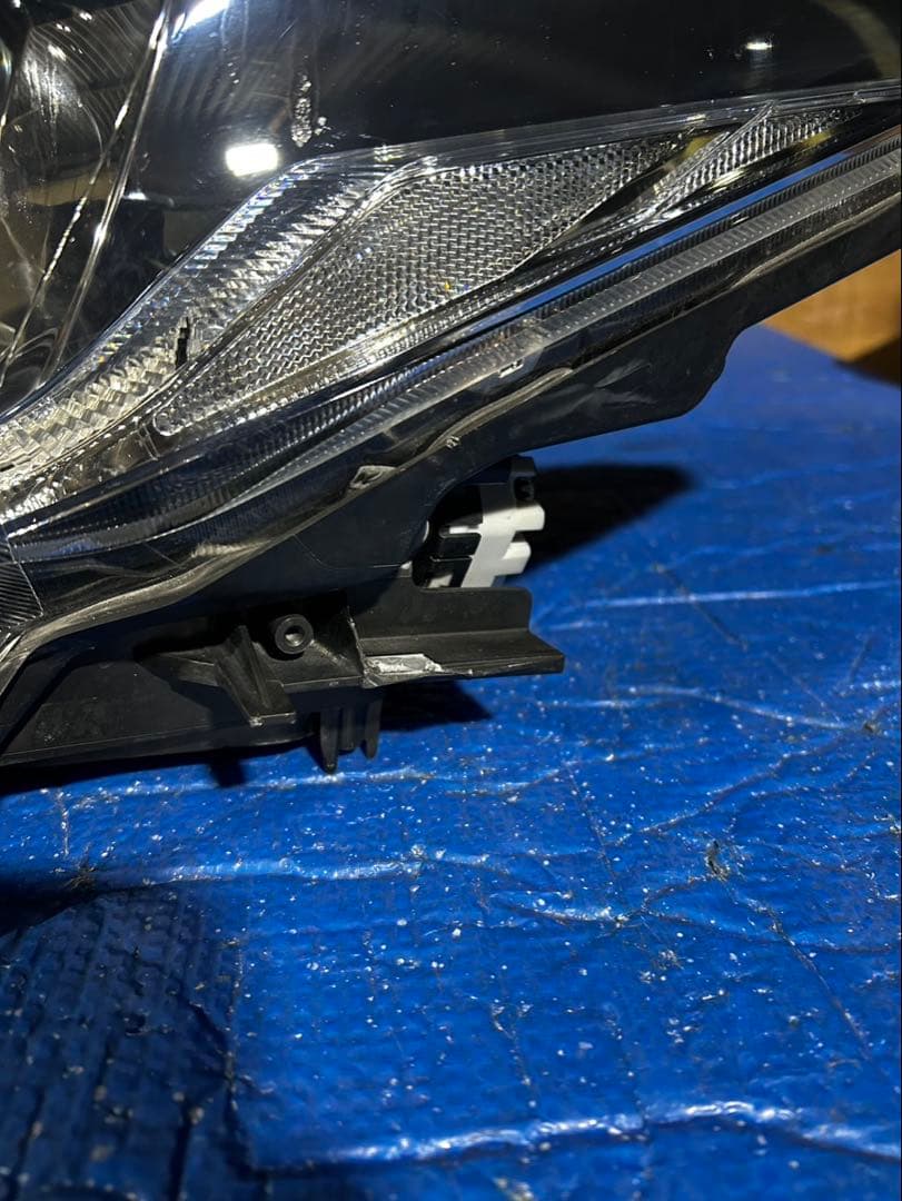 トヨタ　プリウスPHV ZVW35 ヘッドライト　訳アリ品