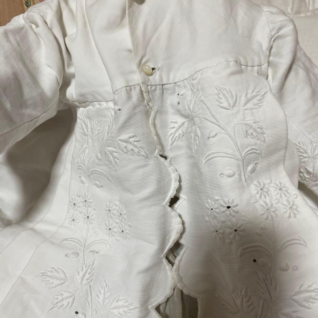 フランスアンティーク　Bebeの白い刺繍入りベビードレス