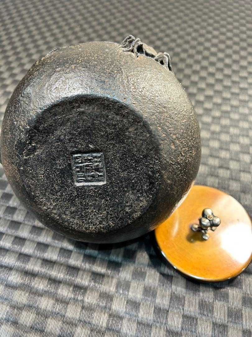 高岡鋳物　黒鉄瓶　蟹紋様