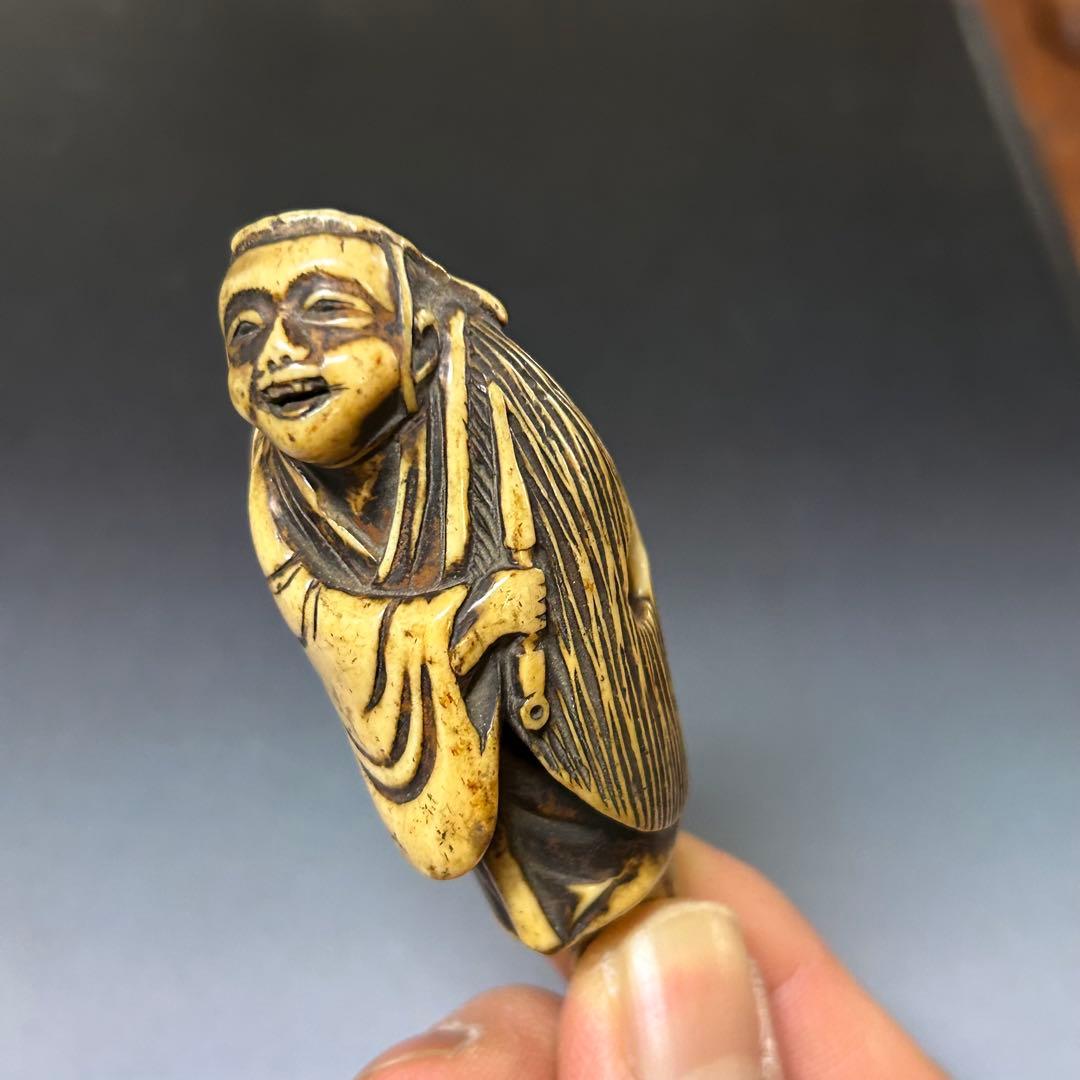 蓑笠煙管持ち人物根付