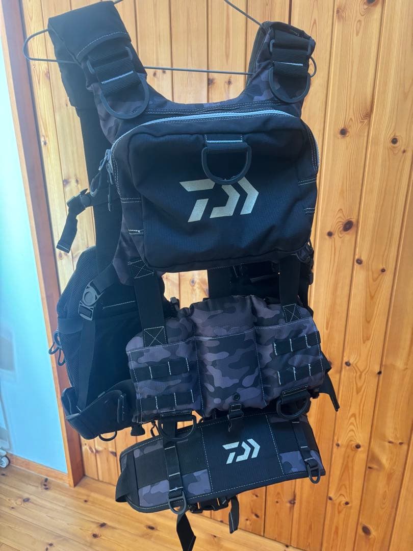 ダイワ　ベンチクールベスト　D F-6109 フィッシングベスト ブラック 迷彩