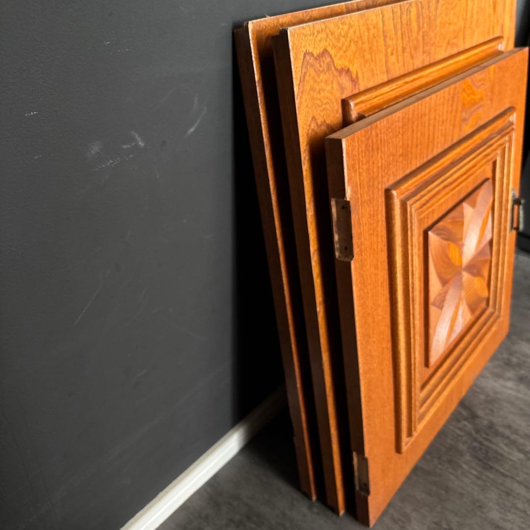 木製引戸　木製扉　家具装飾　花模様　木材　彫刻　木細工　ウッドウォールパネル