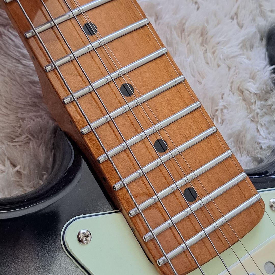 高品質アルダー材とローステッドメイプルネックを採用した、プロ仕様のスマートギター