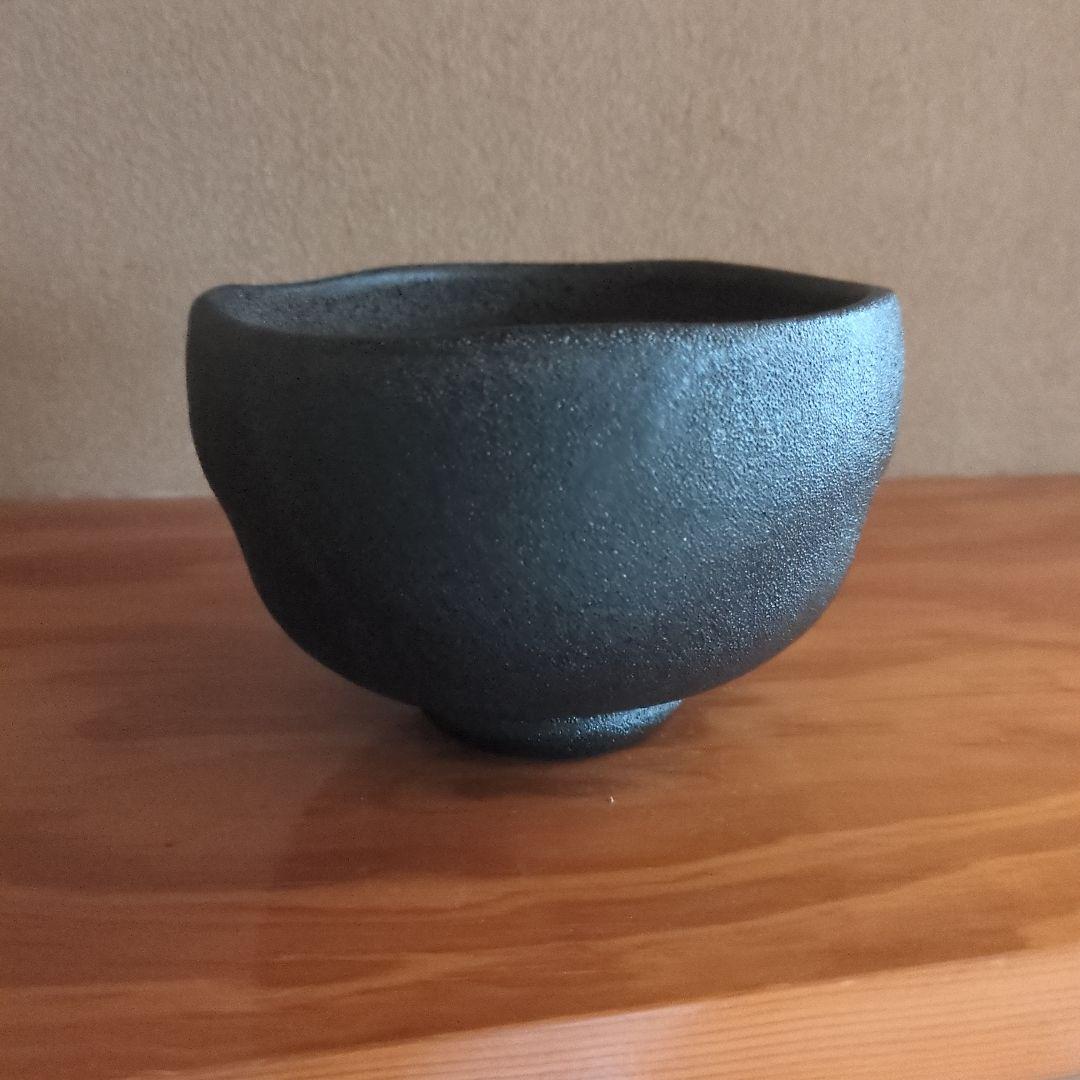 黒い茶碗 伝統的なデザイン　初代寒川栖豊　那智黒茶碗　黒楽茶碗