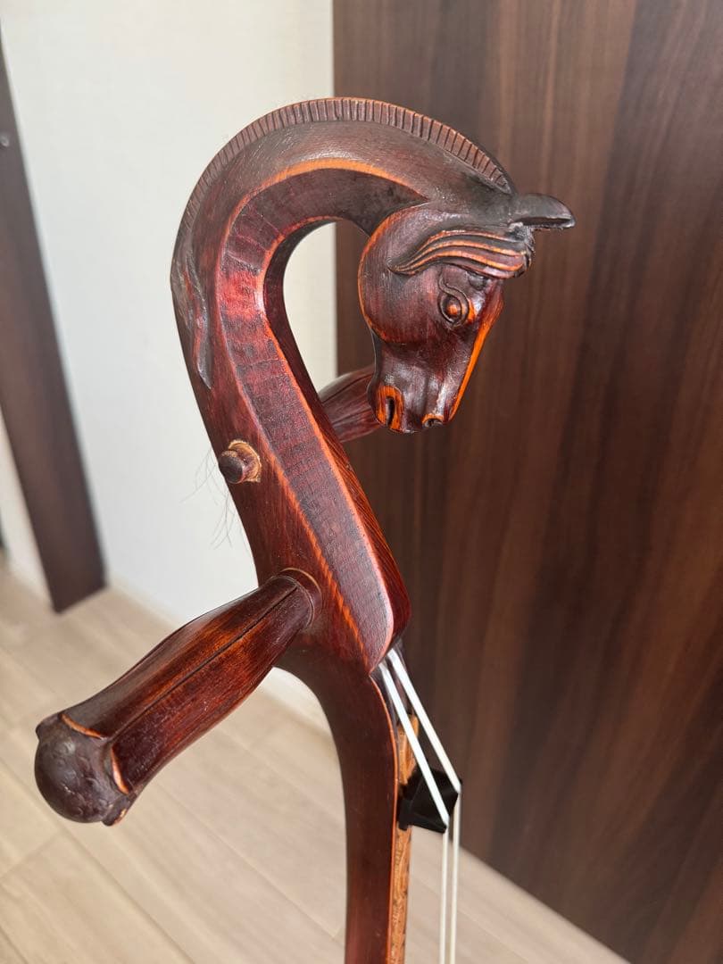 馬の頭彫刻の木製弦楽器