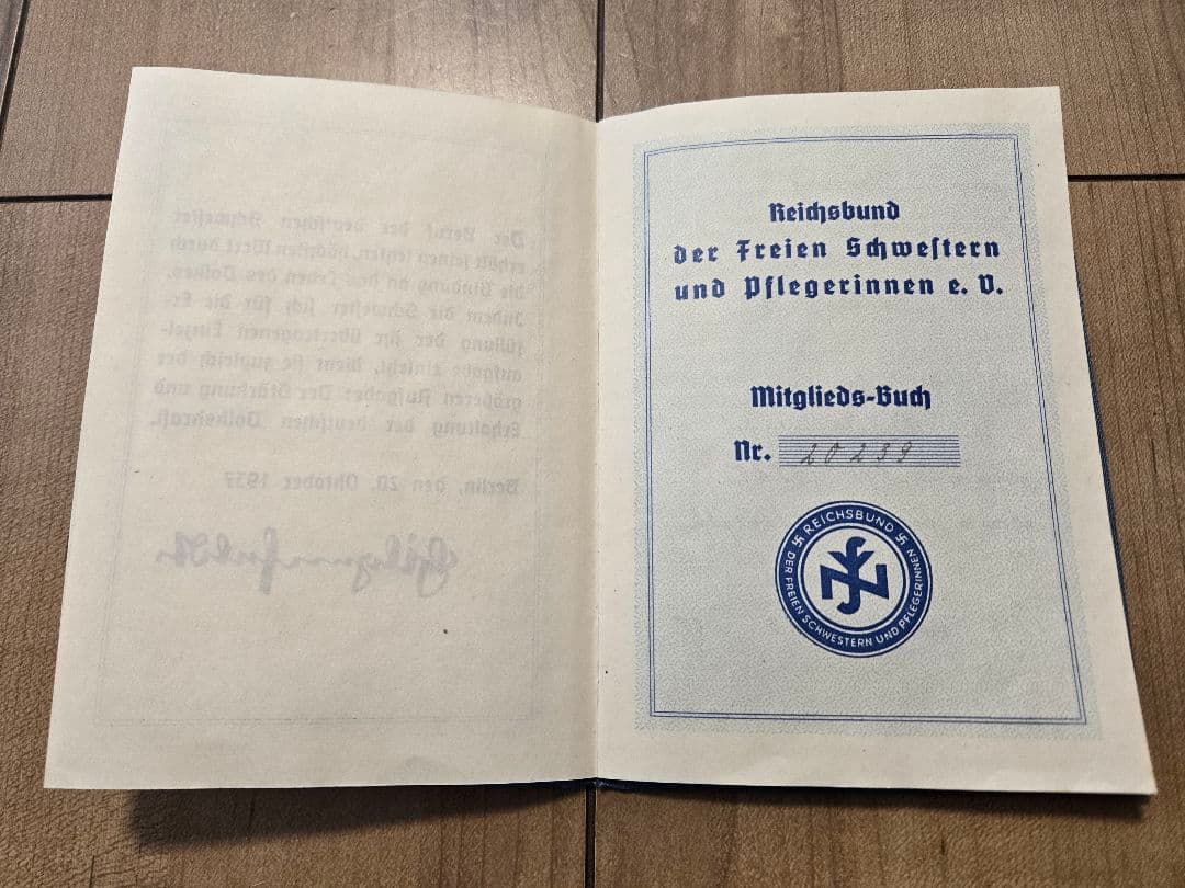 第二次大戦中　ドイツ身分証明書　女性看護士