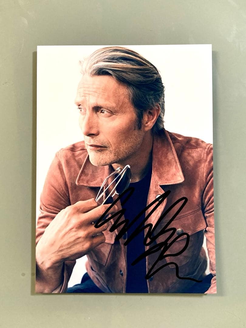 マッツ・ミケルセン直筆サイン入り2Lサイズ写真…