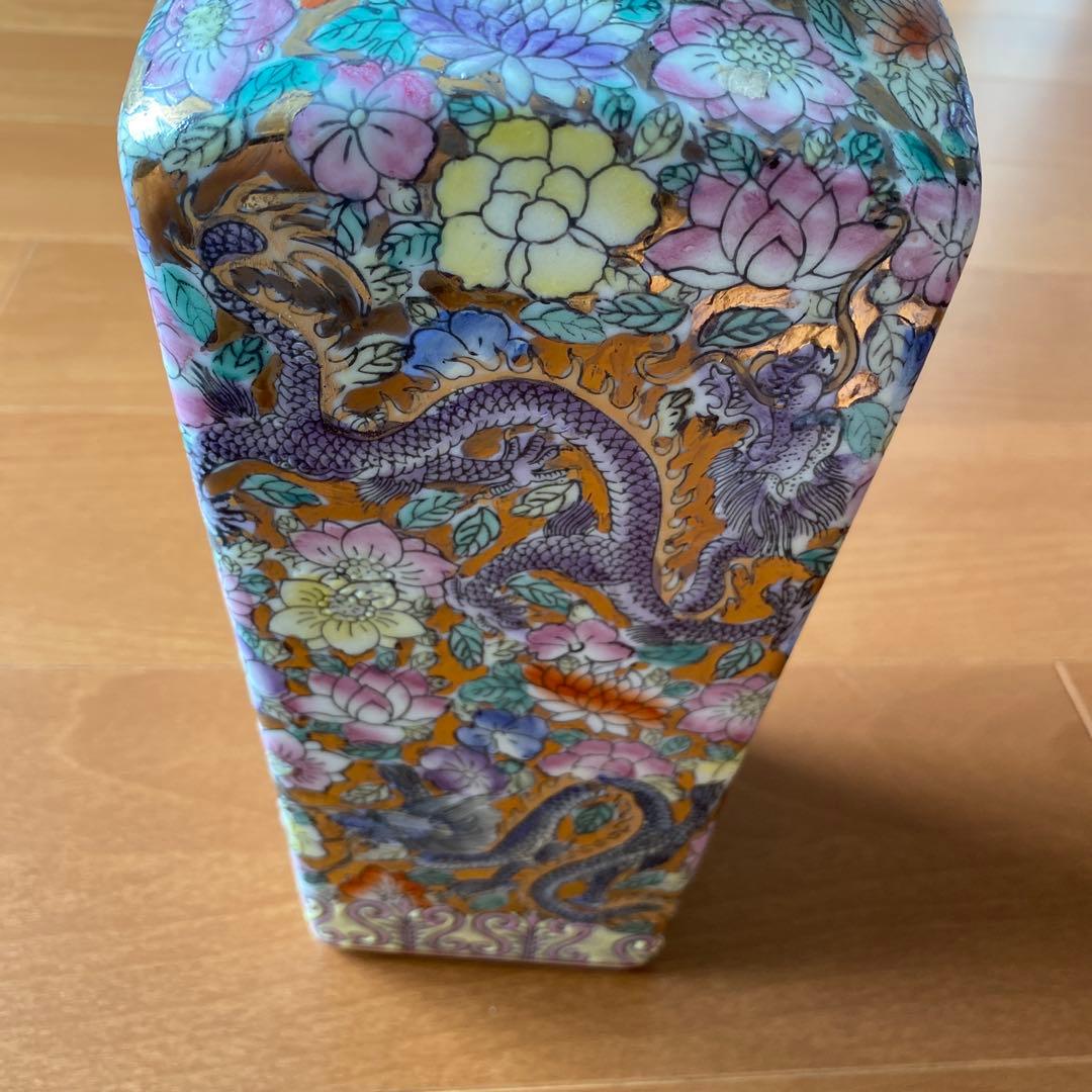 龍 模様の陶磁器花瓶