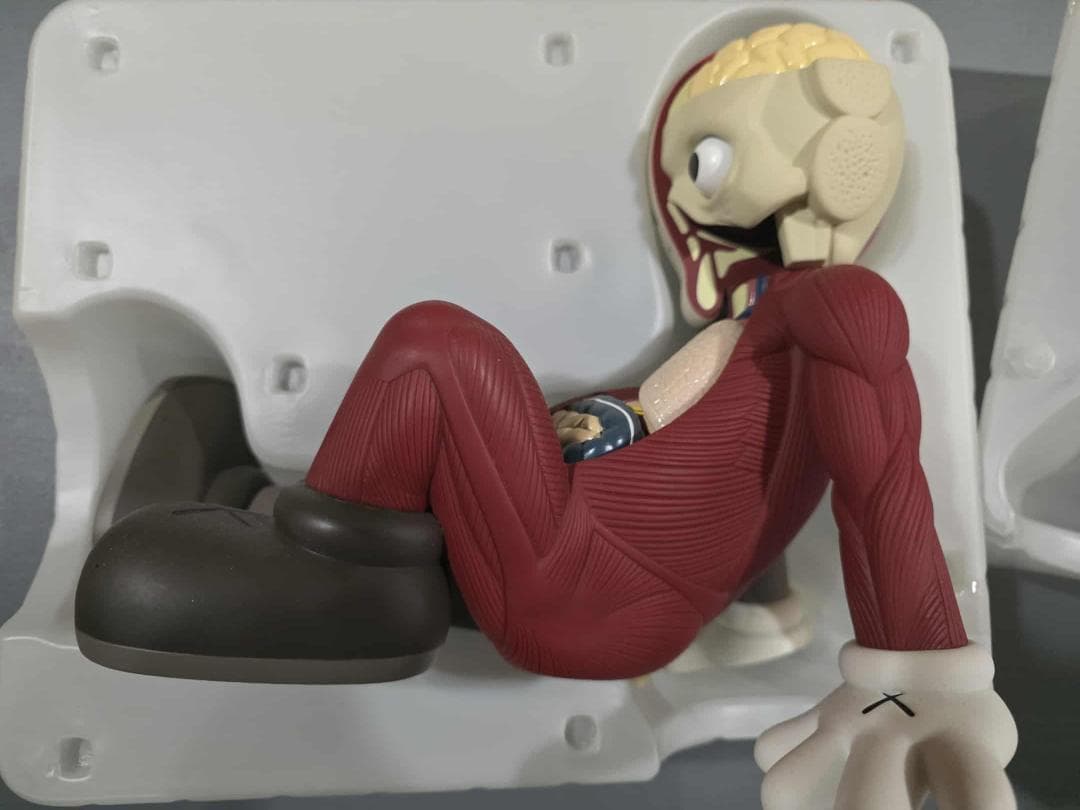 KAWS Resting Place レッド