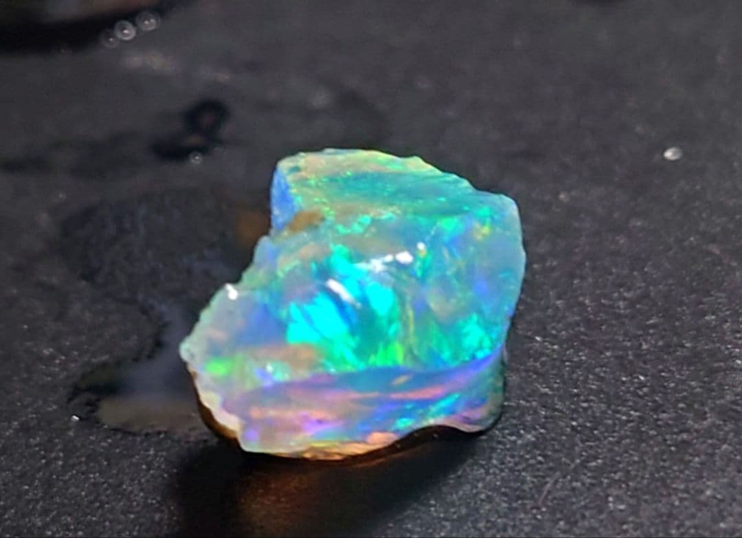 エチオピアウェロ産　チョーク　オパール　鉱物標本　原石　虹色