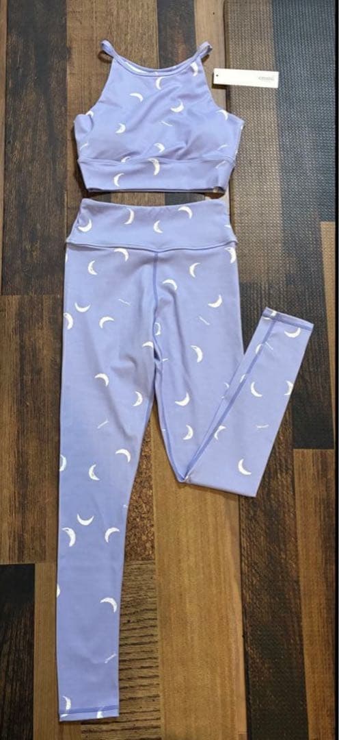 新品同　emmi yogaエミヨガ　ヨガウェア　ラベンダー×月柄　ペイントタッチ