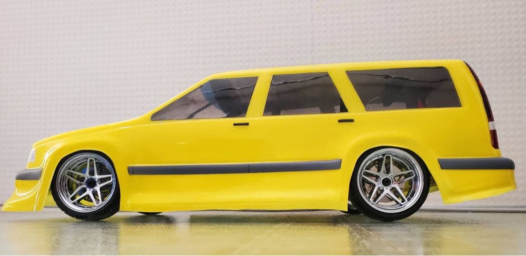 値下げ！ラジコン1/10ボディ　ボルボ850 エステート　黄色　新品　塗装済み。