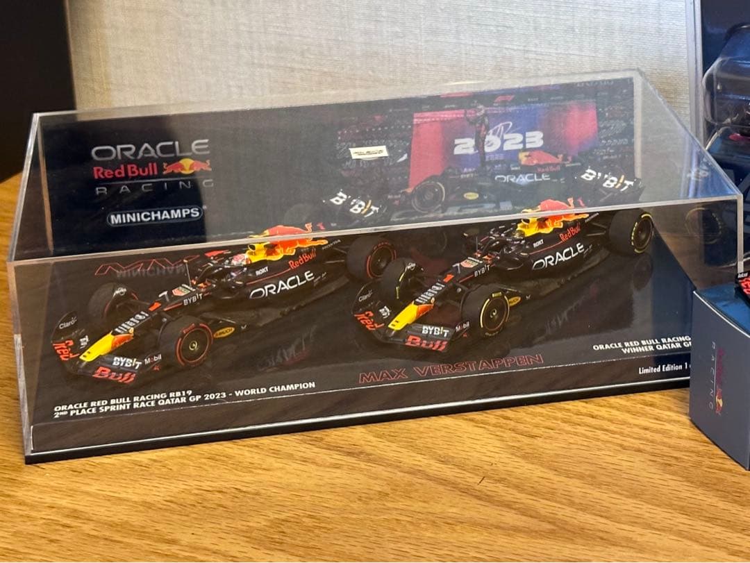 フェルスタッペン　ミニチャンプス 2023 レッドブルrb19ミニカー2台セット