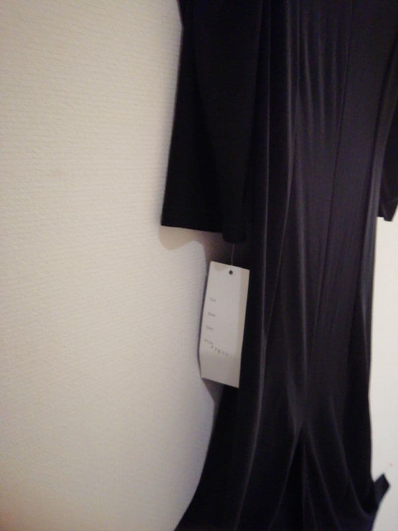 前後Vネックパフスリーブ、スレンダー でスタイリッシュなワンピースドレス♪新品