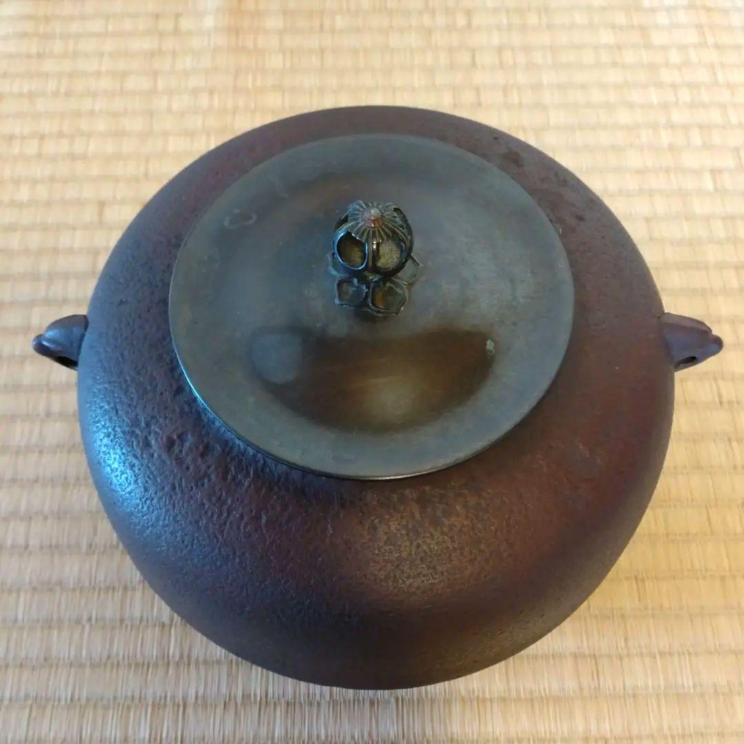唐銅鬼面風炉釜　畠春斎造　共箱（真塗敷板・底土器・前土器)付