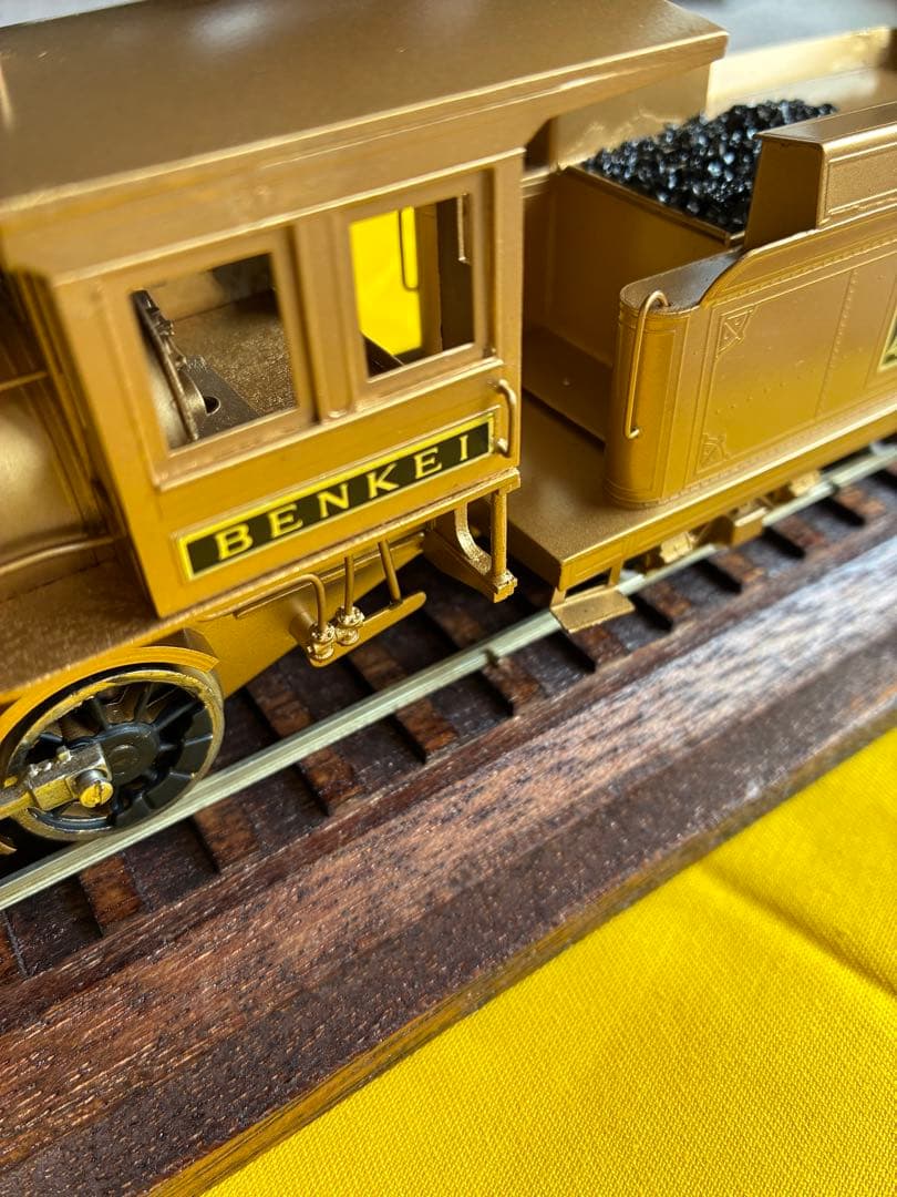 未使用品 弁慶号 蒸気機関車模型 金属製 レール基台・ケース付