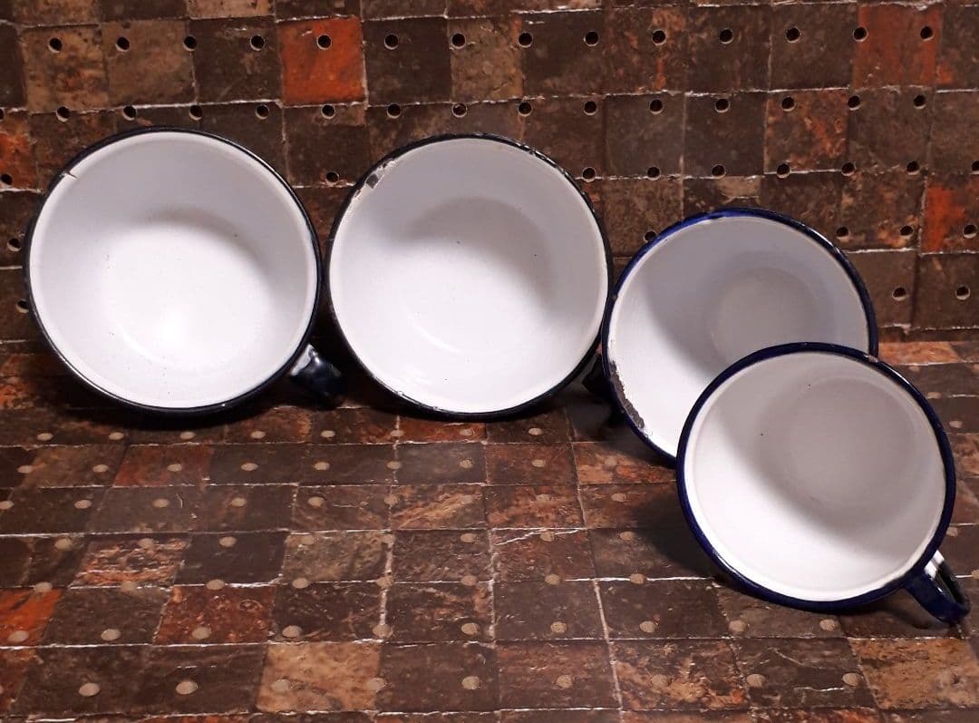 ホーロープレート４枚&コーヒーカップ４個セット スウェーデン製