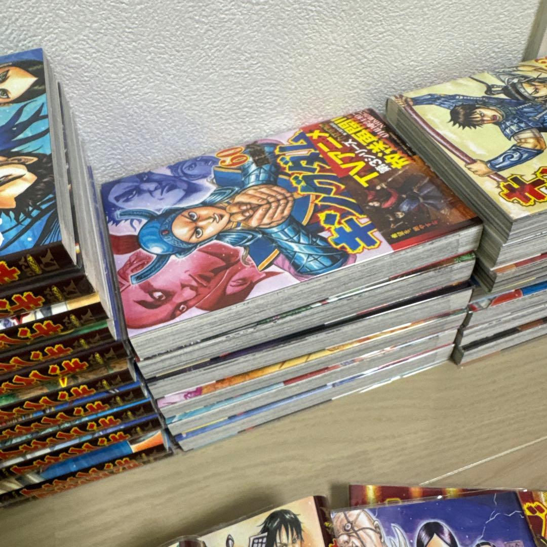 キングダム 70巻セット ブックカバー付ほぼ新品　公式ガイドブック付