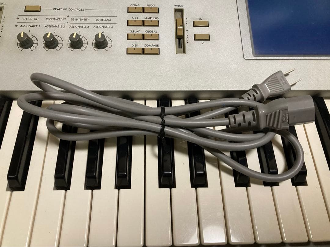 KORG TRITON シンセサイザー 61鍵 コルグ キーボード 0711