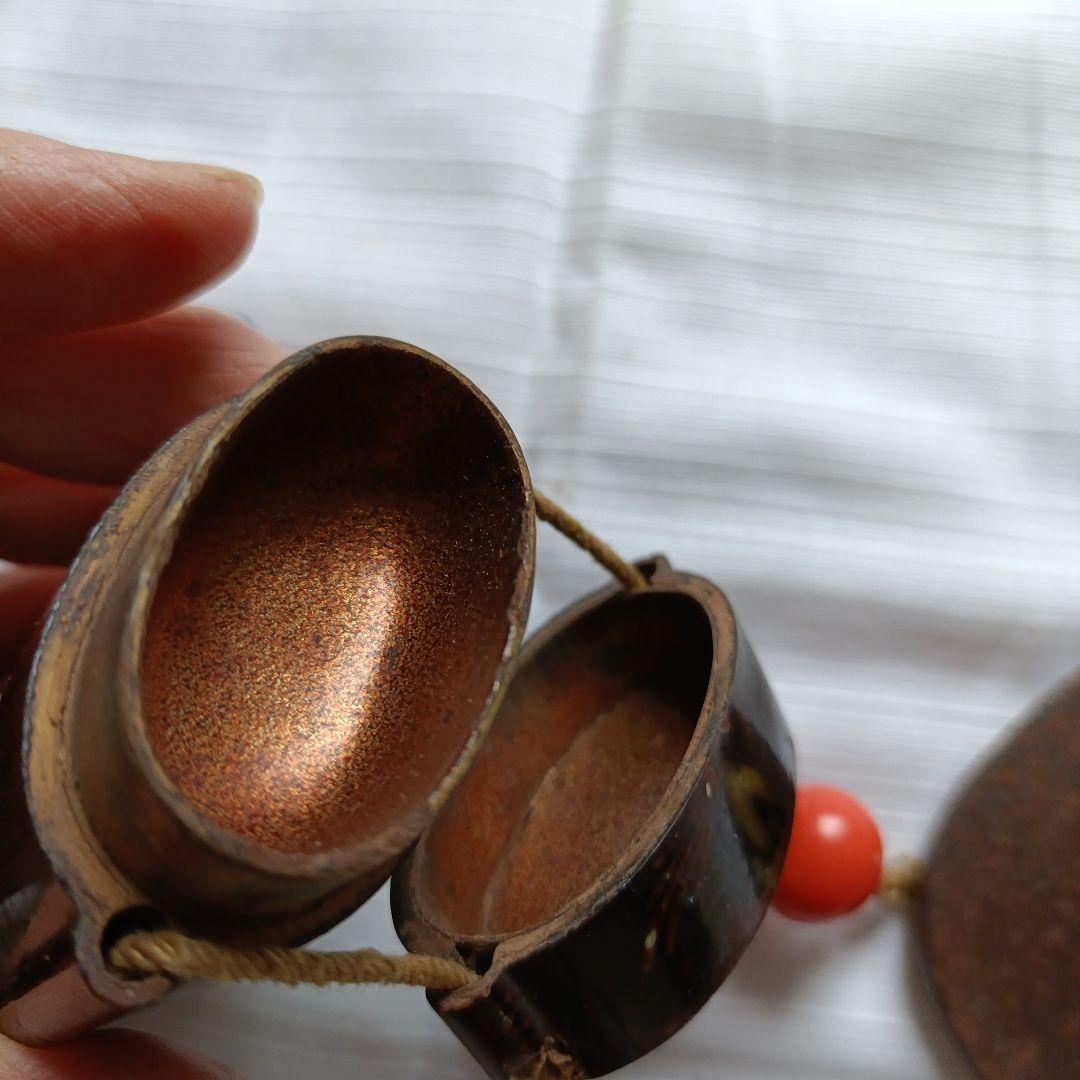 螺鈿細工調の模様あり漆器 印籠　根付珊瑚玉 根付般若彫刻　刀の鍔付き