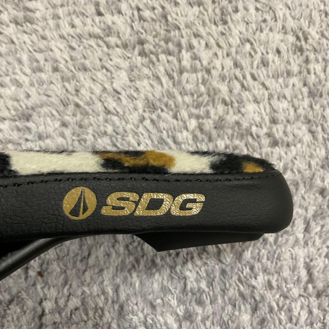 エスディージー　サドル　SDG saddle (leopard) ブルーラグ