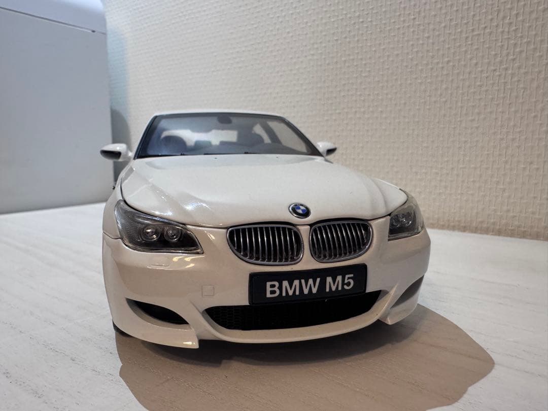 ミニカー KYOSHO  M5 Sedan 1:18