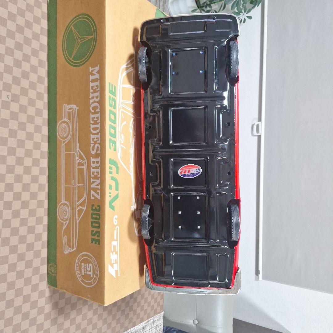 Mercedes-Benz 300SE レッド ミニカー 1/18