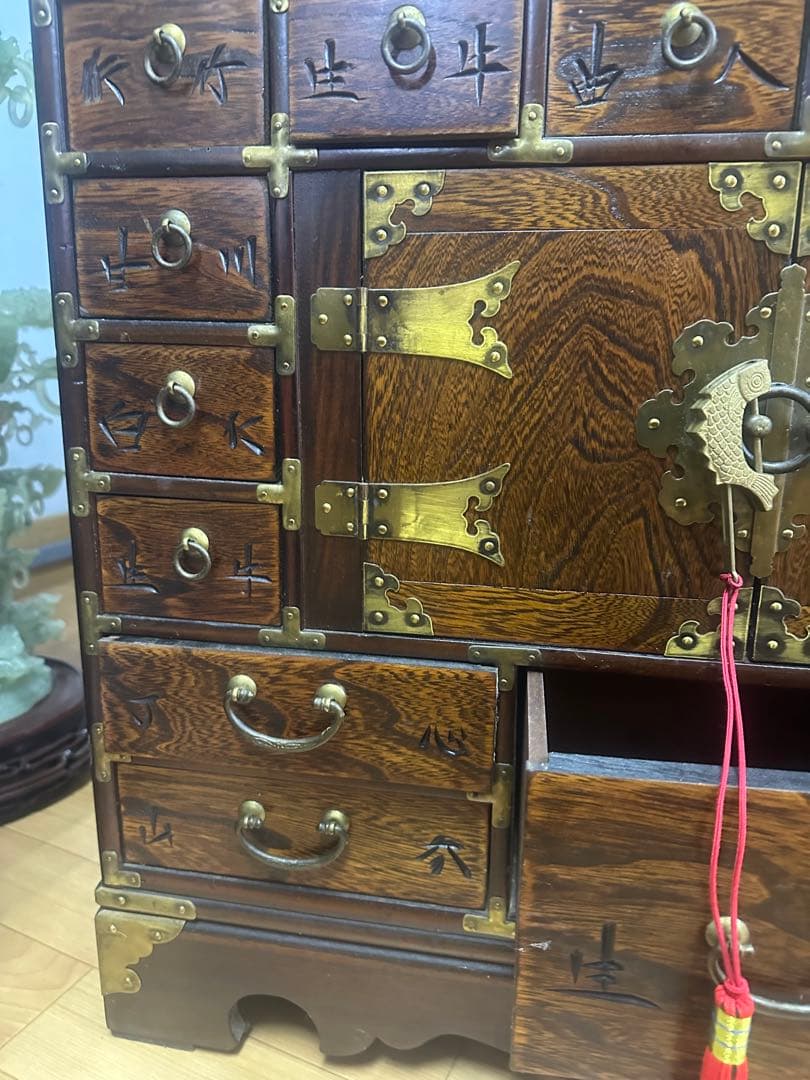 【希少】昔の薬箱箪笥 多引き出し 木製 真鍮金具 魚鍵付き 彫刻文字 古民家