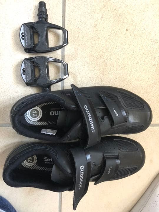 シマノのビンディングシューズとペダルとクリートのセットです