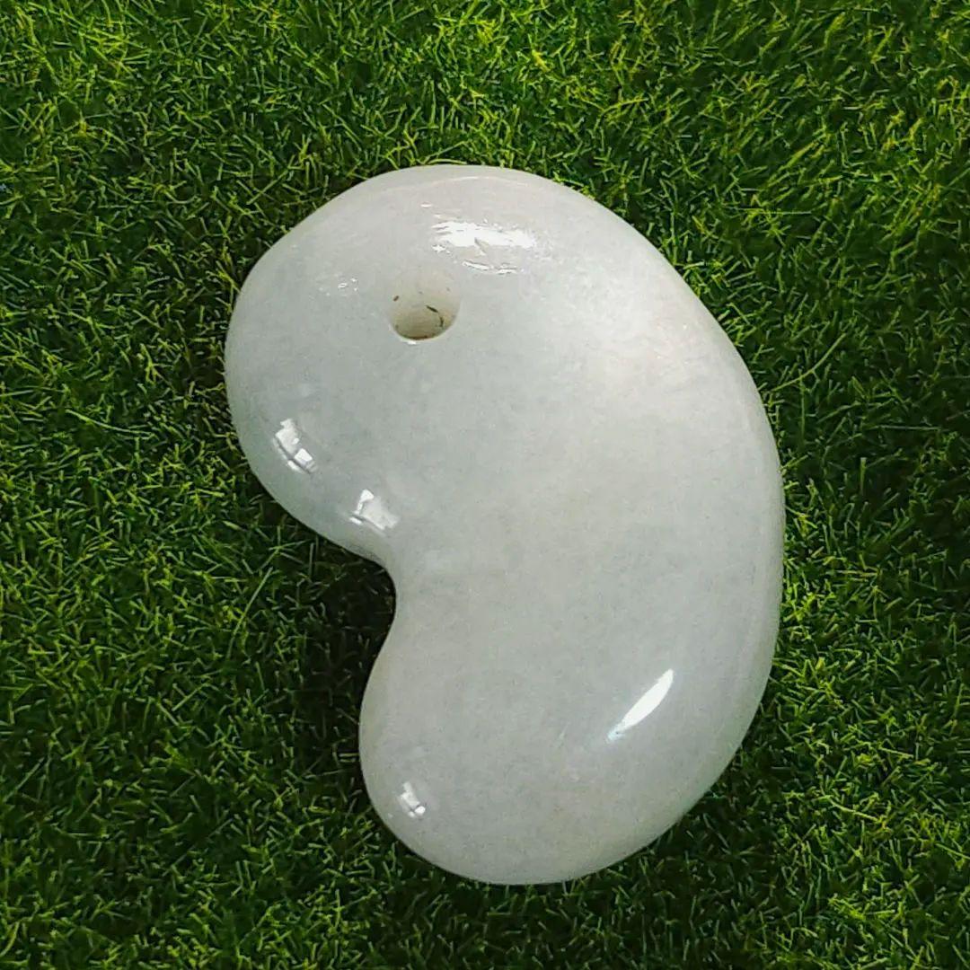 極上プレミアム・アイスジェイド・透明感抜群・艶美麗　糸魚川天然翡翠勾玉　X437