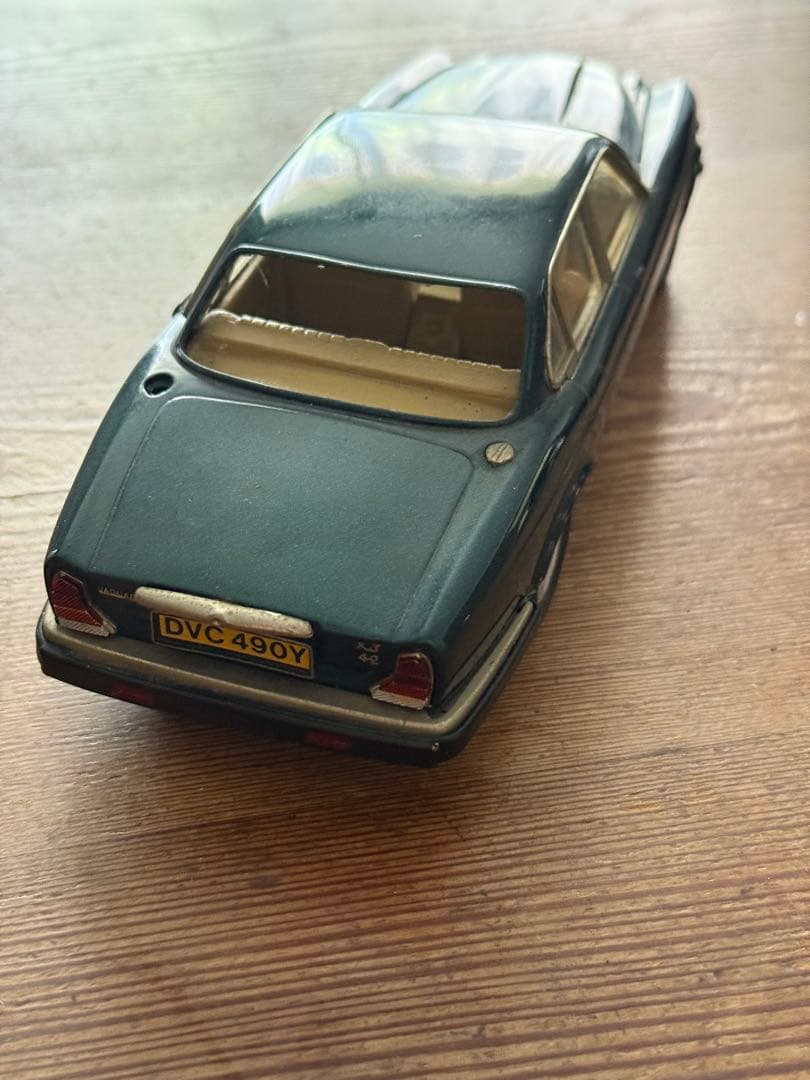 DVC490Y ジャガーダークグリーン ミニカー