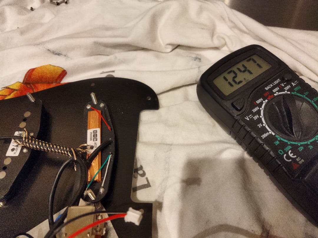 フェンダーネックとGFSボディアッセンブリ