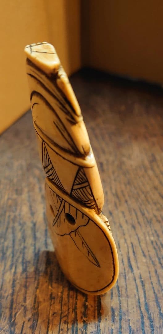 【立根付】天然素材『大袋をかつぐ髭の老人』高さ9.5cm 横幅最大4.2cm