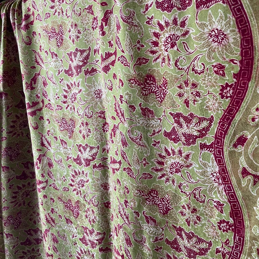 インドネシア　ジャガードシルク手描きバティック　レッド　グリーン